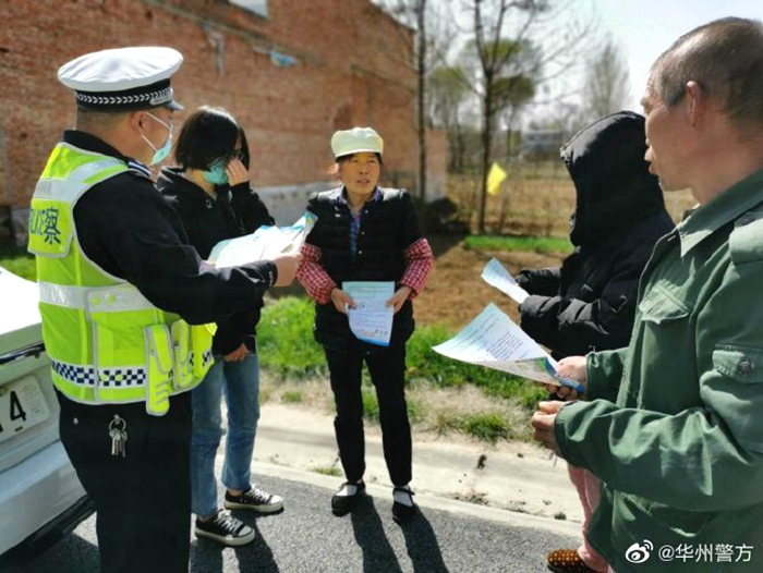 3月19日，华州公安交管大队塬区中队民警深入社区开展交安宣传活动。