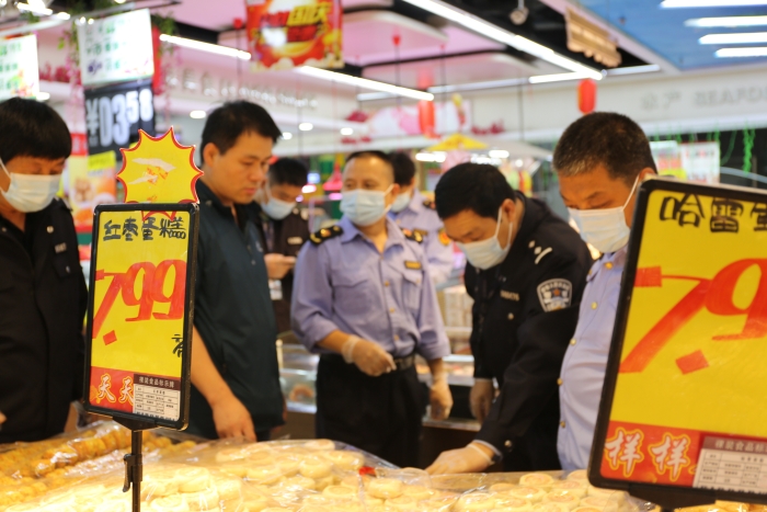 迎双节 抓安全—蒲城县公安局联合市场监督管理局开展双节食品安全专项检查（图）
