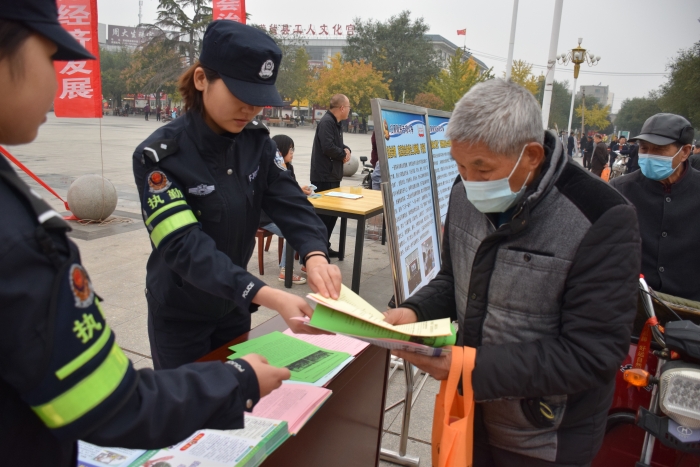蒲城县公安局积极参加全县平安建设暨扫黑除恶集中宣传活动