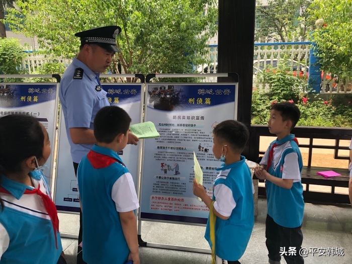 韩城民警为学生们讲解宣传展板。