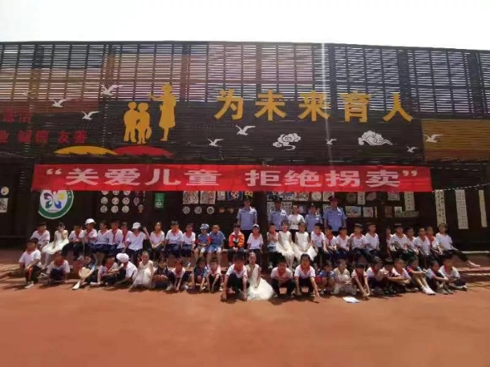 华阴公安开展反拐宣传活动。