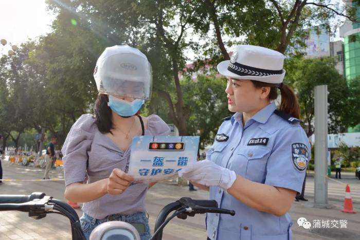 蒲城公安交警开展“一盔一带”及“三轮车违法载人”专项整治
