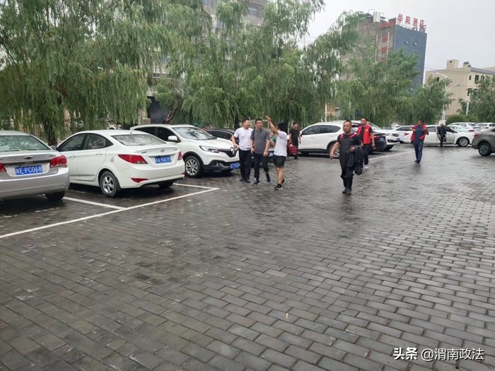 蒲城县委政法委：不惧风雨冲在前，防汛一线显担当（图）