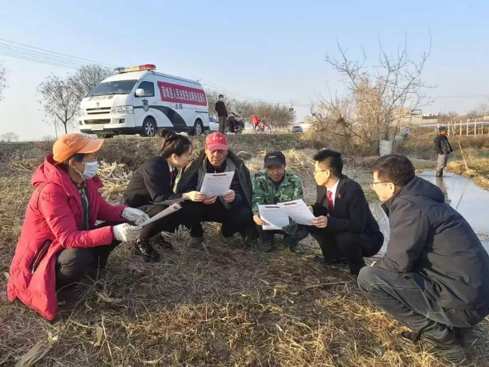 蒲城法院党睦法庭深入田间地头开展零距离普法宣传活动。